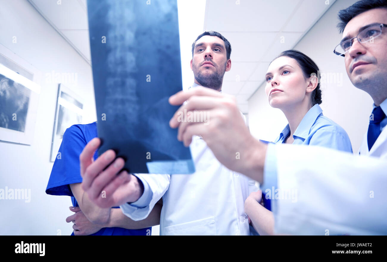 Gruppe von Medizinern mit Wirbelsäule Röntgen-Scan im Krankenhaus Stockfoto