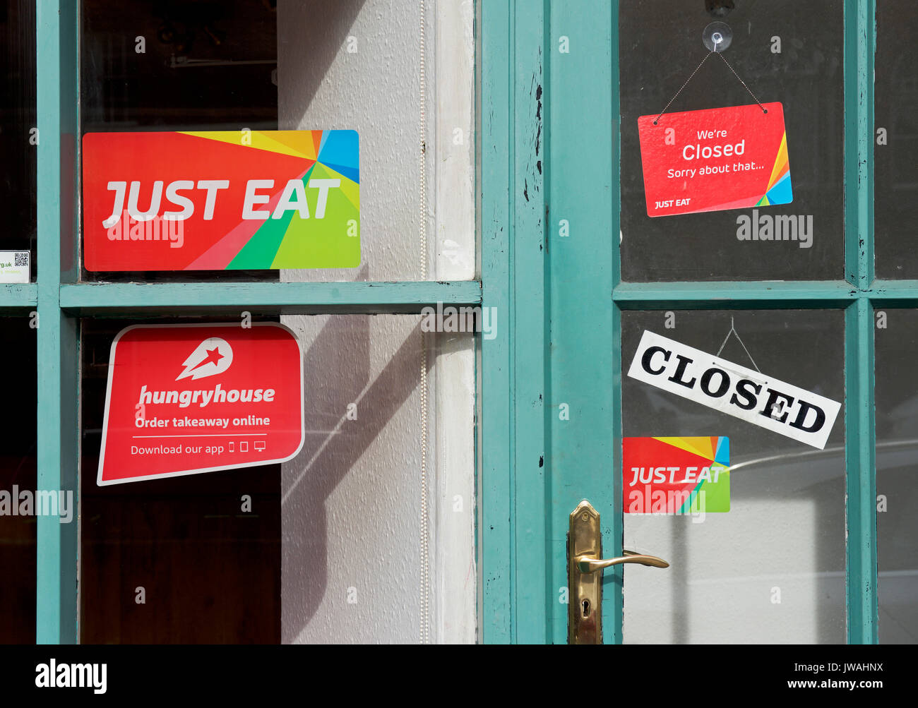 Zeichen - nur Essen & Hungryhouse - an der Tür von Essen zum Mitnehmen shop, England Großbritannien Stockfoto