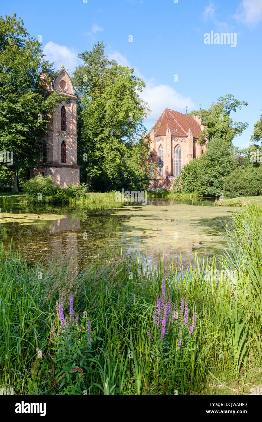 Katholische Kirche St. Helena und Andreas mit Glockenturm in den Gärten des Palastes, Ludwigslust, Mecklenburg-Vorpommern, Deutschland Stockfoto