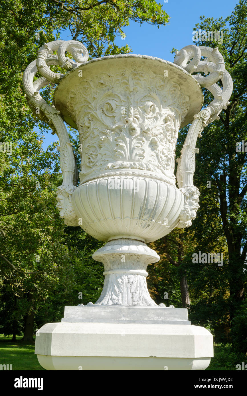 Aus Zinkdruckguss Vase in die Gärten des Palastes, Ludwigslust, Mecklenburg-Vorpommern, Deutschland Stockfoto