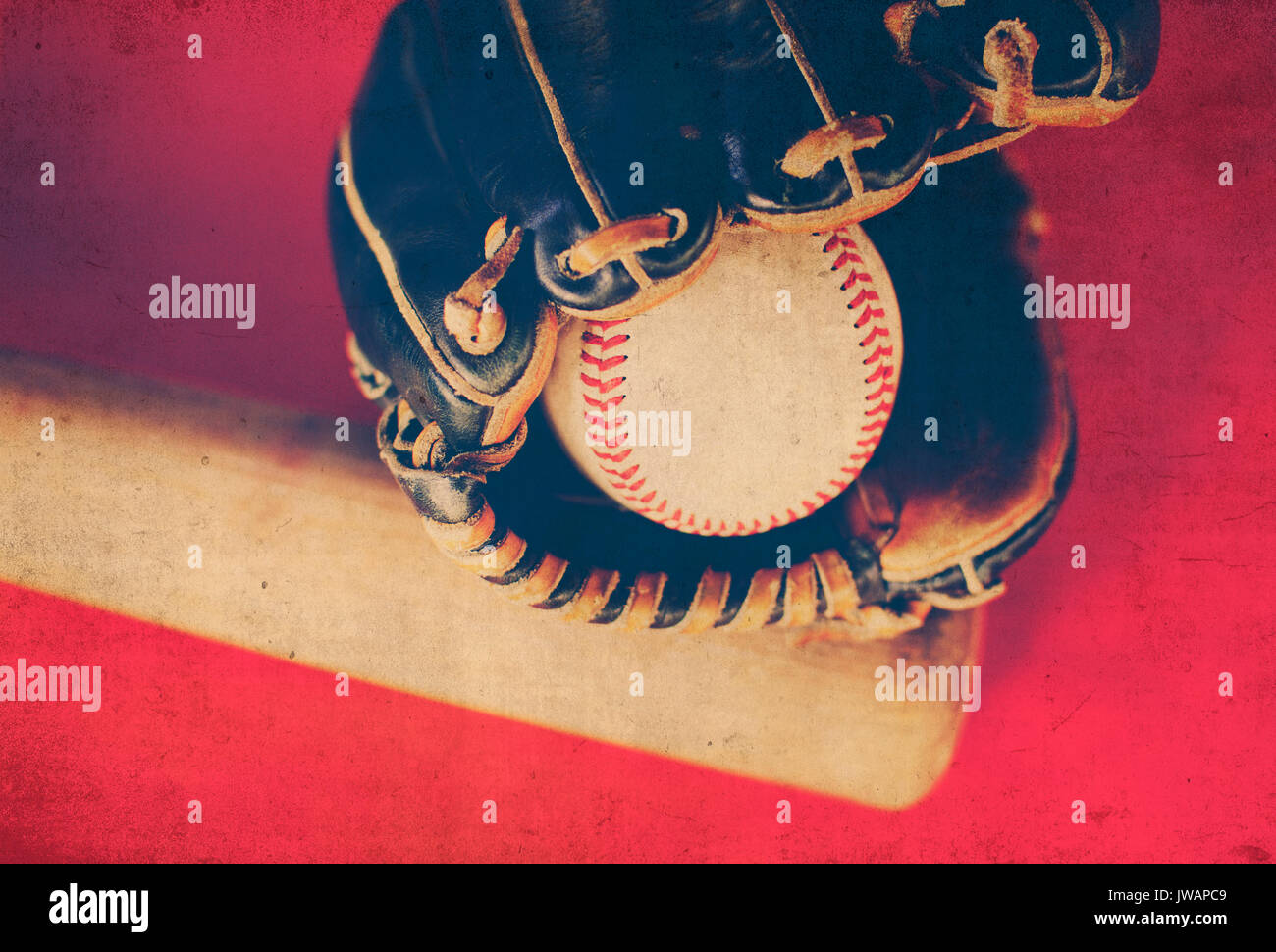 Vintage Style Bild der Baseball Schläger, Ball und Handschuh alte Leder Ball für Sport Hintergrund. Zeigt spiel Equipment. Stockfoto