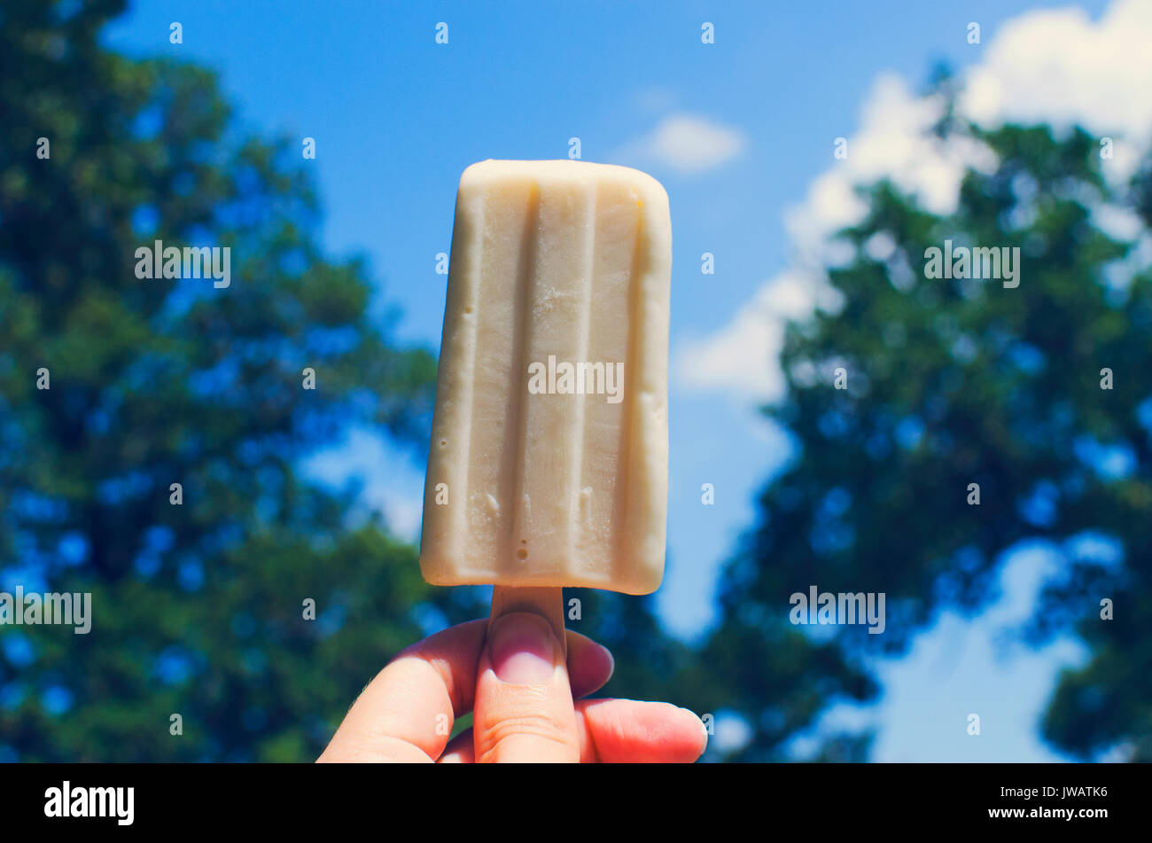 Gefrorenes Vanilleeis Popsicle mit Blick in Richtung Himmel. Stockfoto