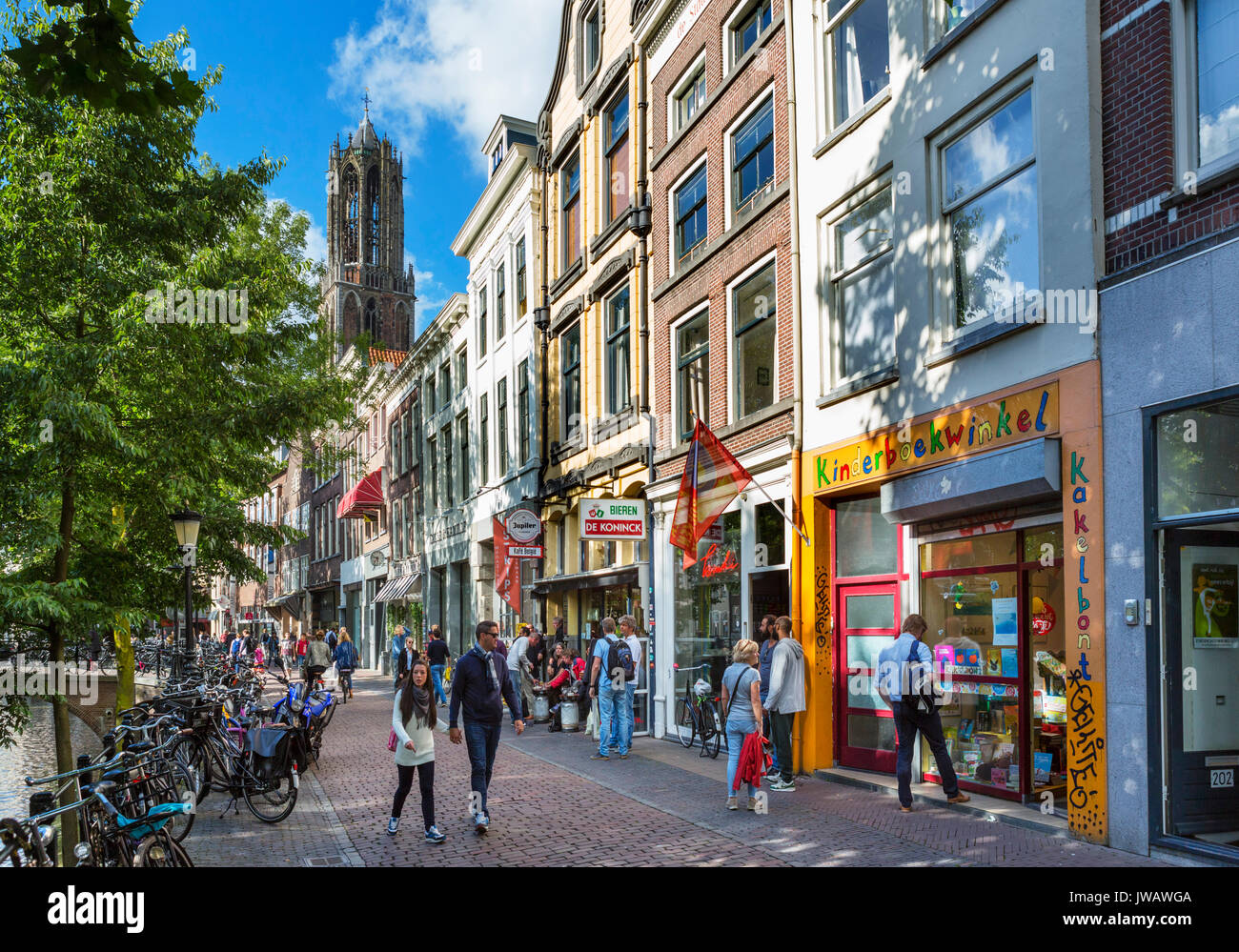 Geschäfte, Bars und Cafés entlang der Oudegracht (alten Kanal) mit dem Dom Tower hinter, Utrecht, Niederlande Stockfoto