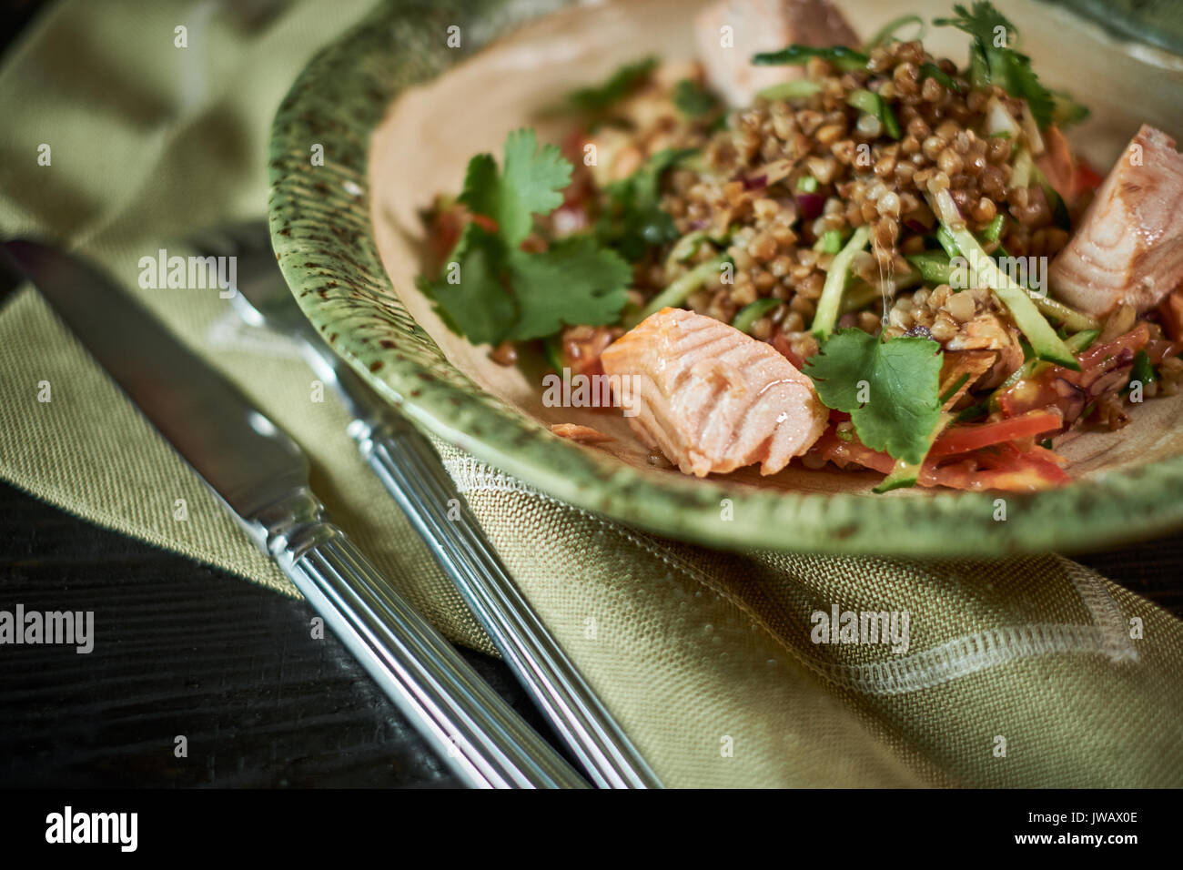 Gebackenen Lachs mit Kräutern. Grüne Buchweizen und Gemüse Stockfoto