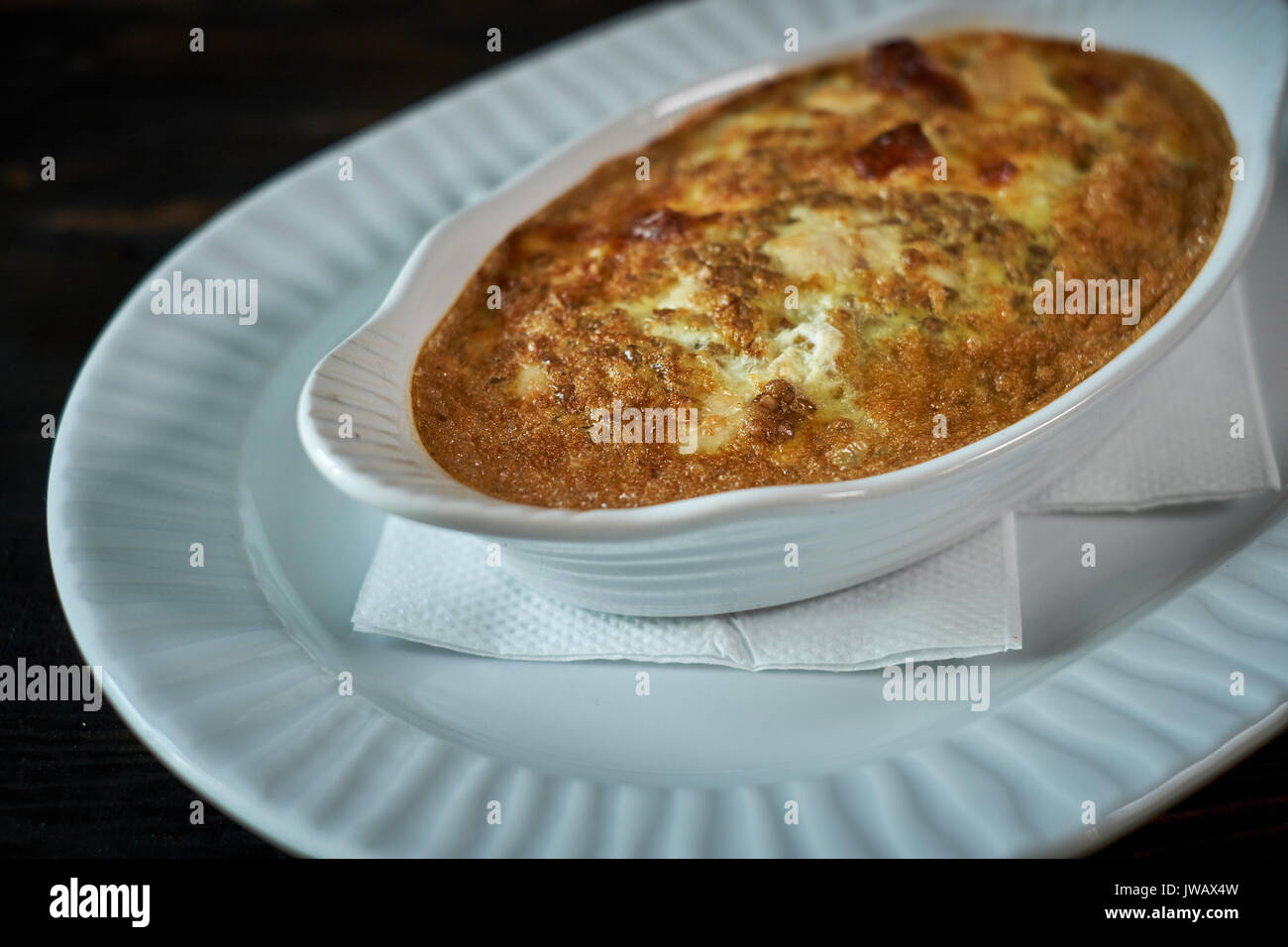 Rührei mit Pilzen und Gemüse in einer Pfanne Stockfoto
