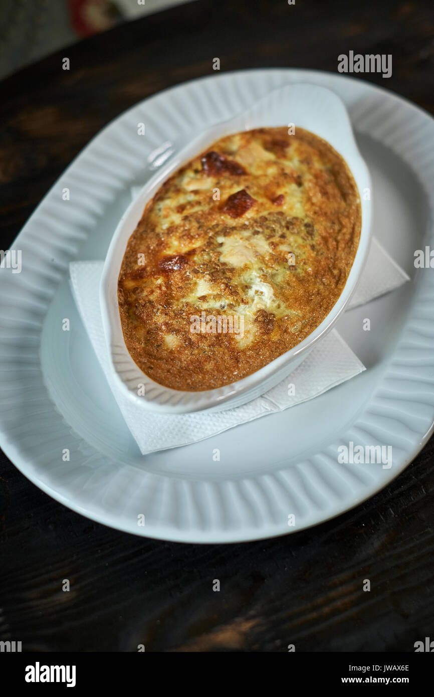 Rührei mit Pilzen und Gemüse in einer Pfanne Stockfoto