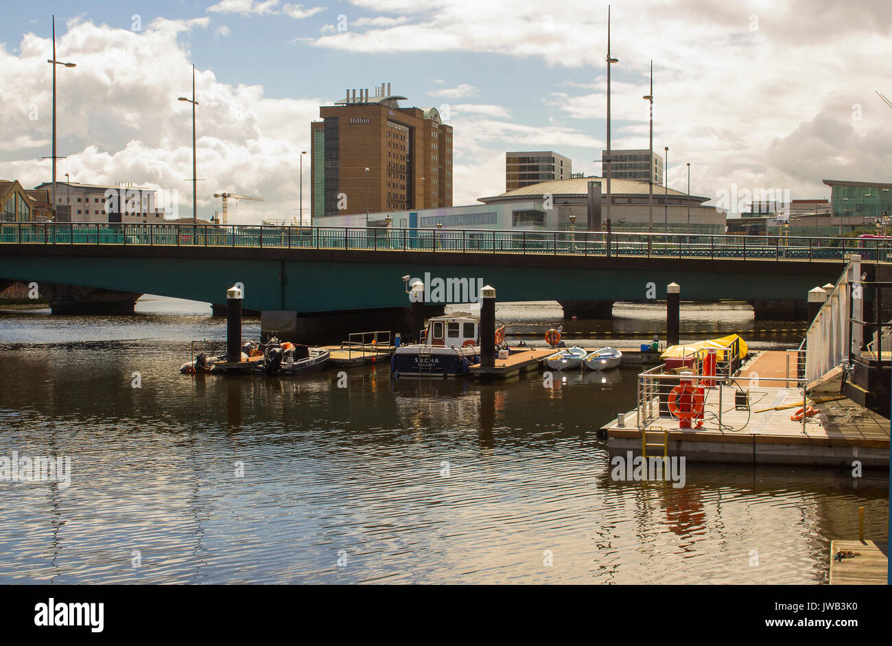 Kleine Boote auf ihren Liegeplatz an der Queen Elizabeth 2 Brücke über den Fluss Lagan an der Donegall Kais im Hafen in Belfast, Nordirland Stockfoto