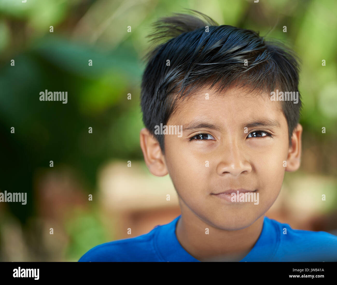 Close-up Portrait von schweren Hispanic junge auf unscharfen Sommer Hintergrund Stockfoto