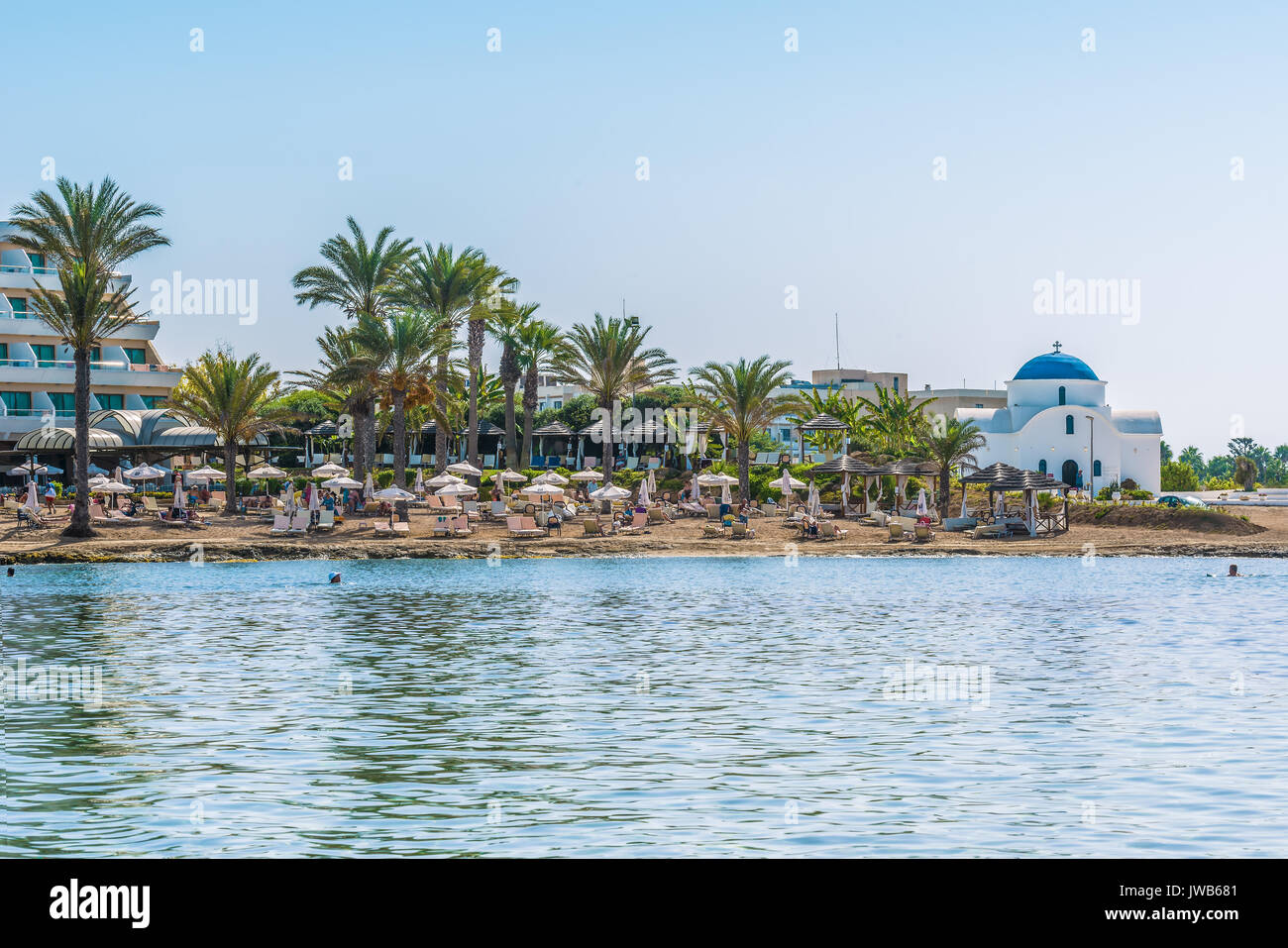 Paphos, Zypern - 20. September 2016: Blick auf den schönen Strand in Paphos, Zypern. Ein Fragment des Mittelmeers und einem kleinen weißen Orthodoxen Chu Stockfoto