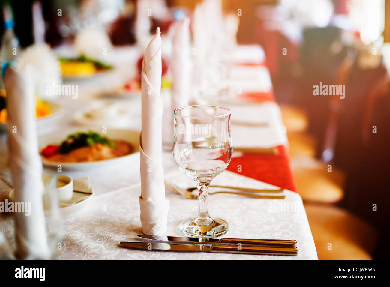 Glas Glas auf dem Tisch mit einer geringen Tiefenschärfe Stockfoto