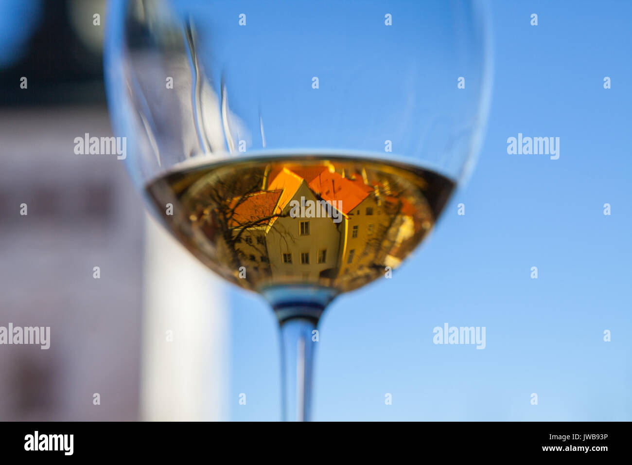 Glasse Weißwein mit alten Tallinn Blick in Reflexion Stockfoto
