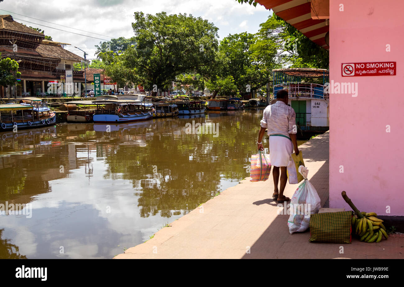ALAPPUZHA BACKWATERS Kerala, Indien - Juli 2017: Alappuzha oder Allappey in Kerala ist am besten für Hausboot Kreuzfahrten entlang der rustikalen Kerala backwaters bekannt Stockfoto