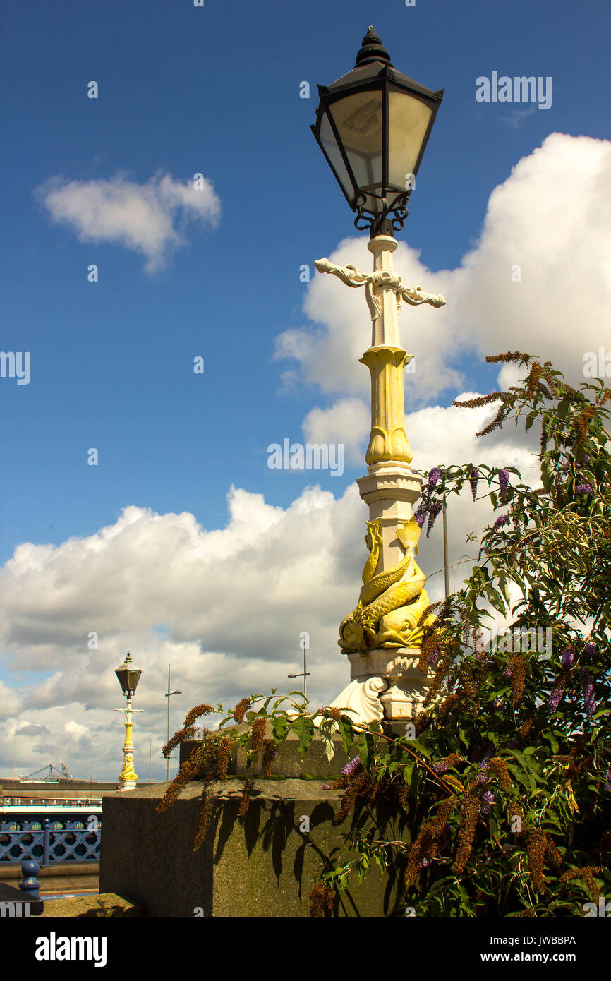 Die berühmten alten verzierten viktorianischen Gas street Lampen, die die Königin Victoria Bridge in elfast Nordirland dekorieren. Diese Lampen sind Eisen- und Ar-cast Stockfoto