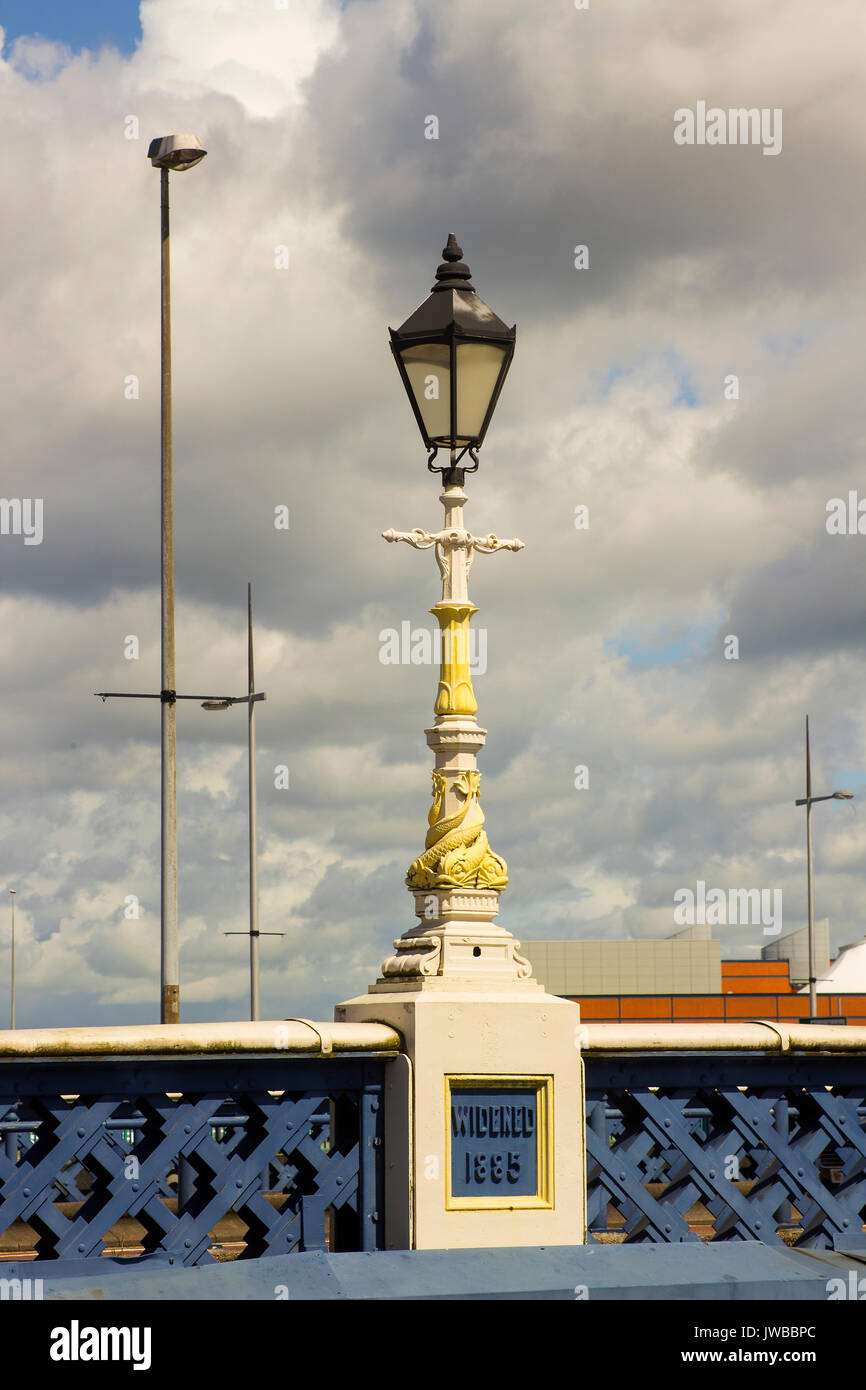 Die berühmten alten verzierten viktorianischen Gas street Lampen, die die Königin Victoria Bridge in elfast Nordirland dekorieren. Diese Lampen sind Eisen- und Ar-cast Stockfoto