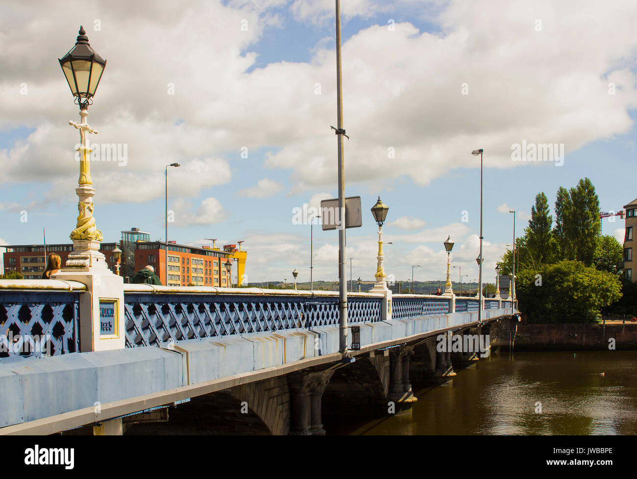 Die berühmten alten verzierten viktorianischen Gas street Lampen, die die Königin Victoria Bridge in elfast Nordirland dekorieren. Diese Lampen sind Eisen- und Ar-cast Stockfoto