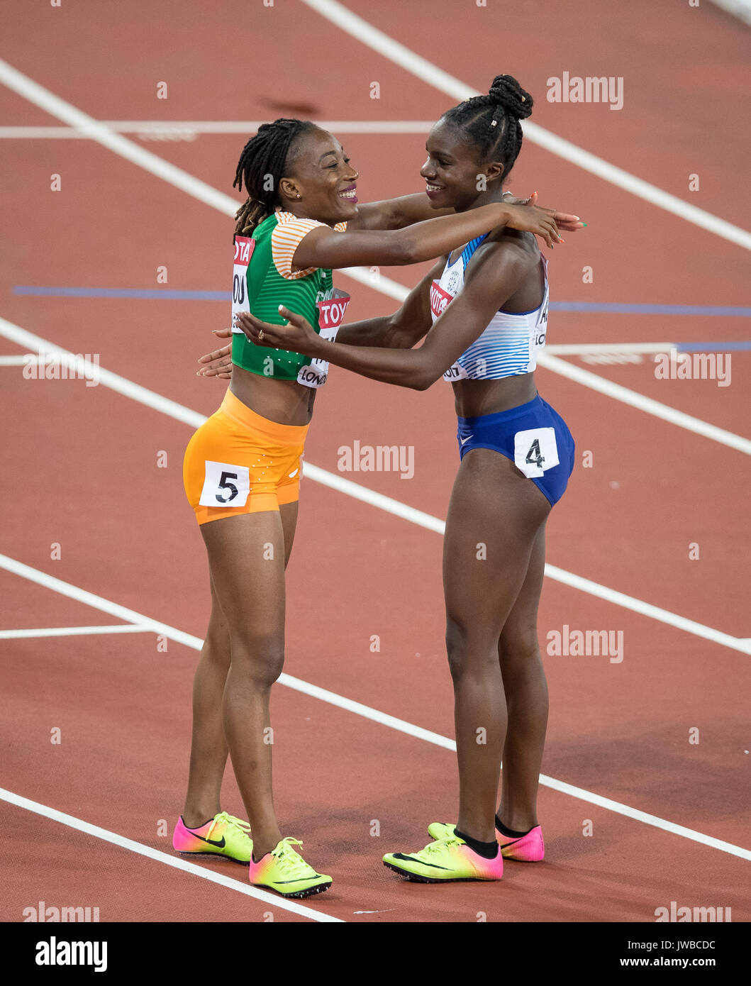 Dina ASHER - Smith der GBR nach dem zweiten Abschluss in ihrer Hitze der 200m Halbfinale in einer Zeit von 22.73 (Saison beste) ist durch Sieger Marie - Josee TA L umfasst Stockfoto