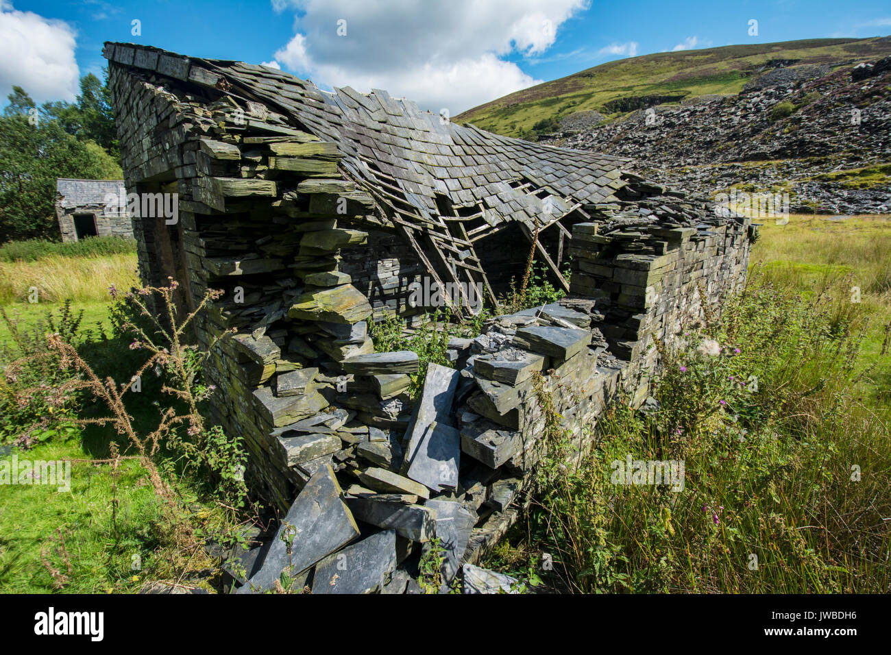 Cwm Machno Schiefer Steinbruch mit der kleinen Siedlung Cwm Penmachno Dorf an seinem Fuß am Kopf der Penmachno Tal. Stockfoto