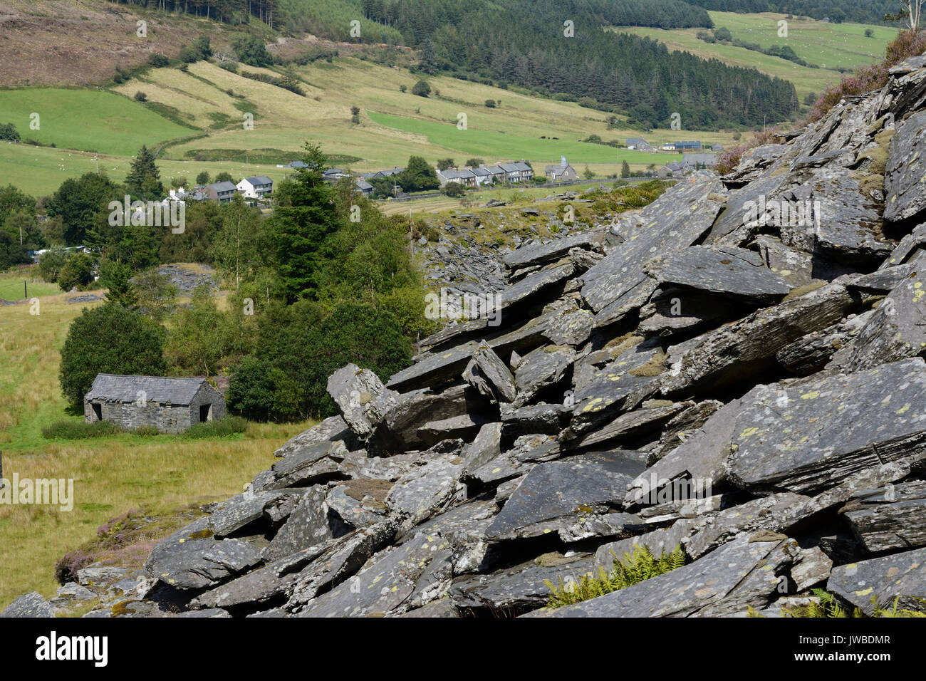 Cwm Machno Schiefer Steinbruch mit der kleinen Siedlung Cwm Penmachno Dorf an seinem Fuß am Kopf der Penmachno Tal. Stockfoto