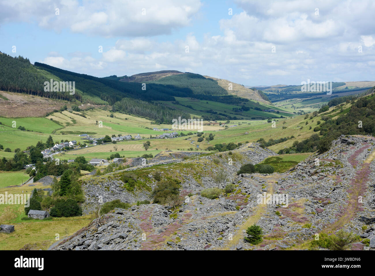 Cwm Machno Schiefer Steinbruch mit der kleinen Siedlung Cwm Penmachno Dorf an seinem Fuß am Kopf der Penmachno Tal. Stockfoto