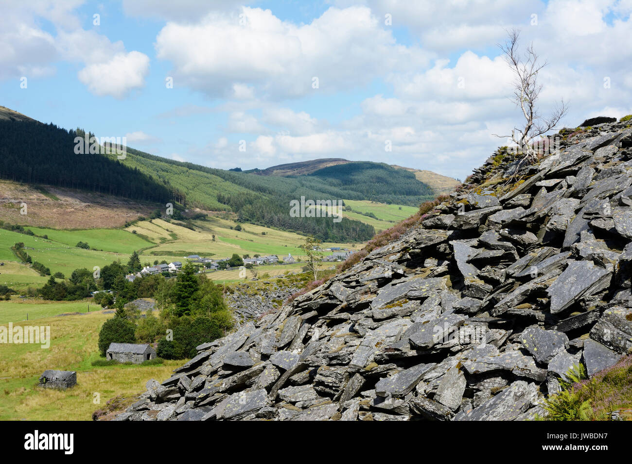 Cwm Machno Schiefer Steinbruch mit der kleinen Siedlung Cwm Penmachno Dorf an seinem Fuß am Kopf der Penmachno Tal. Stockfoto