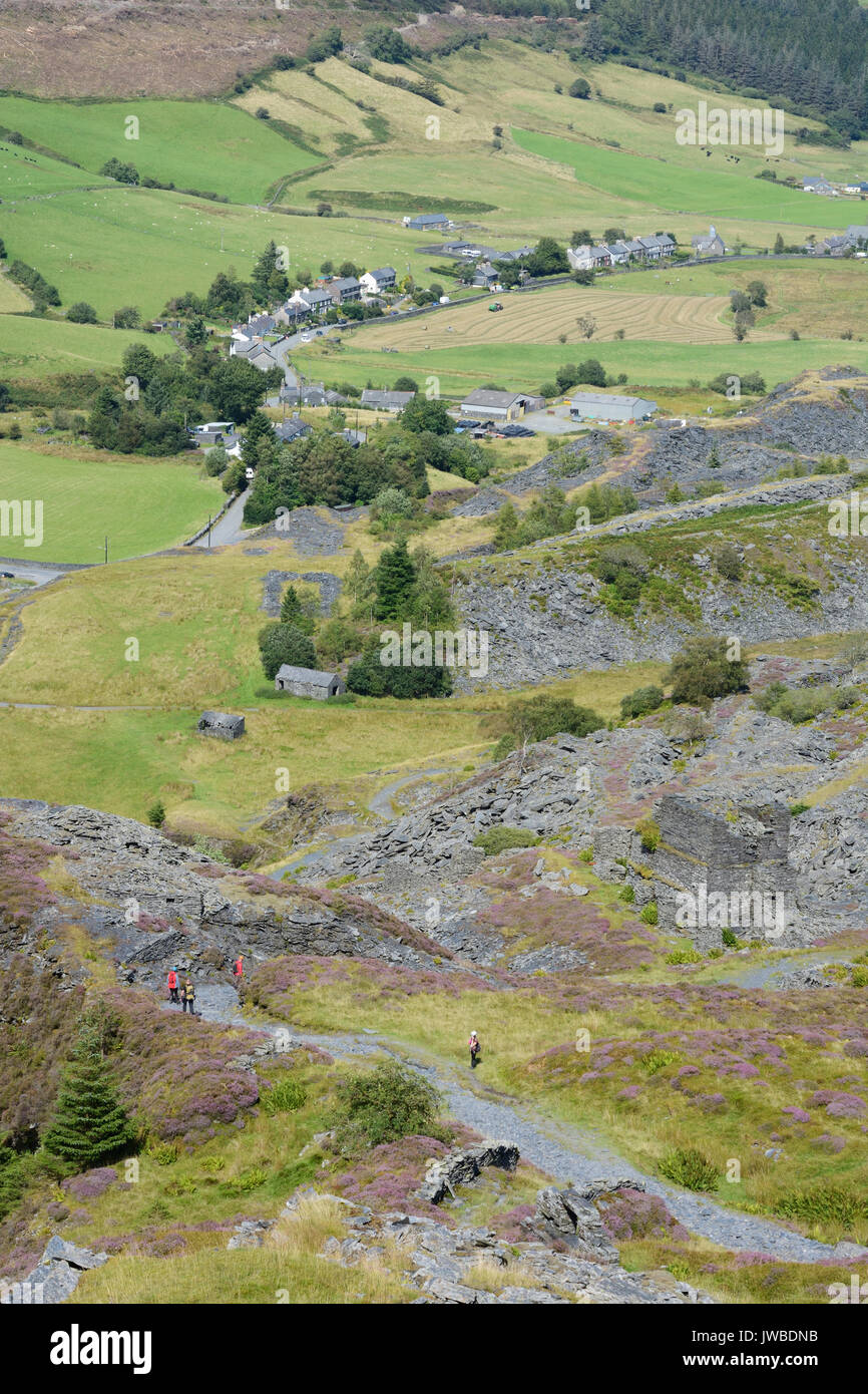 Cwm Machno Schiefer Steinbruch mit der kleinen Siedlung Cwm Penmachno Dorf an seinem Fuß am Kopf der Penmachno Tal. Der Steinbruch geschlossen um 1. Stockfoto