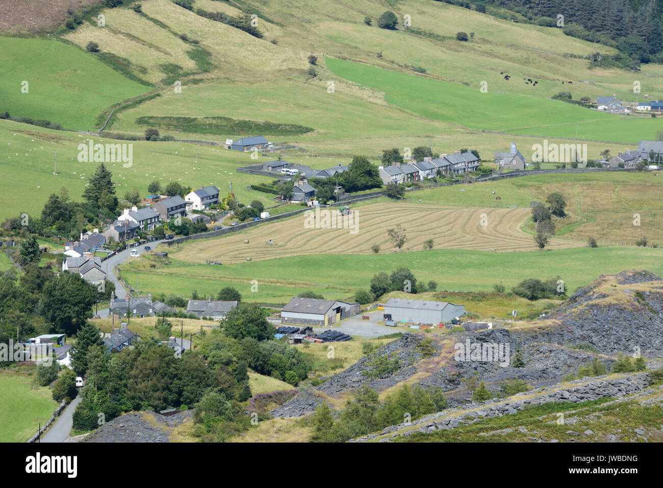 Cwm Machno Schiefer Steinbruch mit der kleinen Siedlung Cwm Penmachno Dorf an seinem Fuß am Kopf der Penmachno Tal. Stockfoto