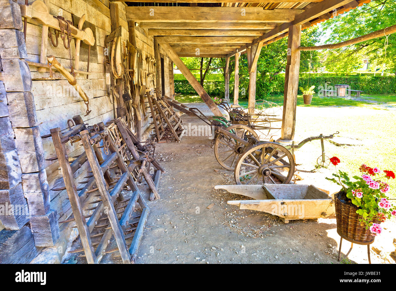 Traditionelle Ferienhaus aus Holz und landwirtschaftliche Werkzeuge in der ländlichen Region von Kroatien, Zagorje Stockfoto