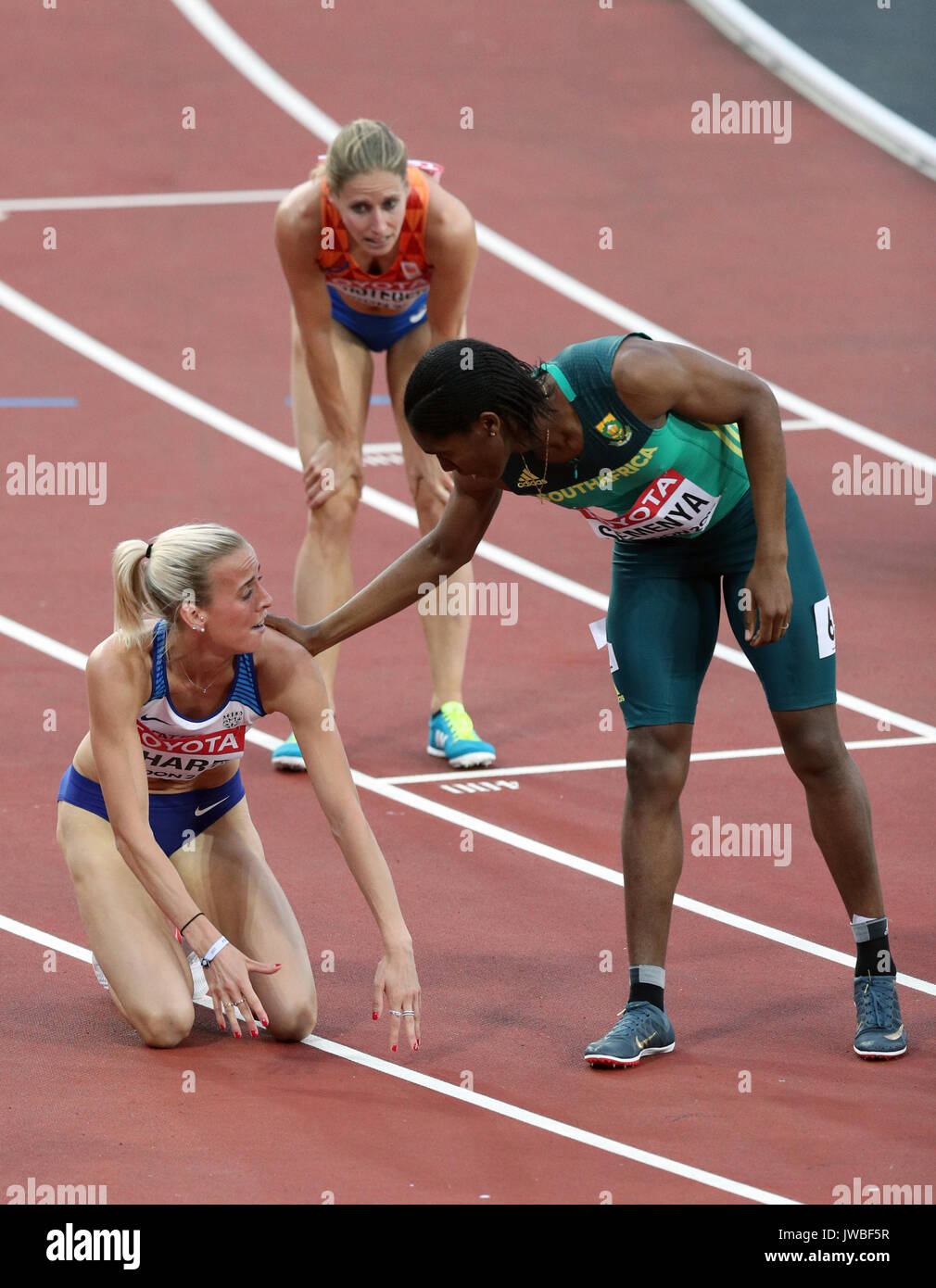 Südafrikas Caster Semenya (rechts) erkennt das Großbritannien Lynsey scharf nach Heat 2 von 800 m der Frauen Halbfinale vor Sharp ist für einen Push für die USA Charlene Lipsey (nicht abgebildet) am Tag acht der Leichtathletik-WM 2017 auf der Londoner Stadion disqualifiziert. Stockfoto