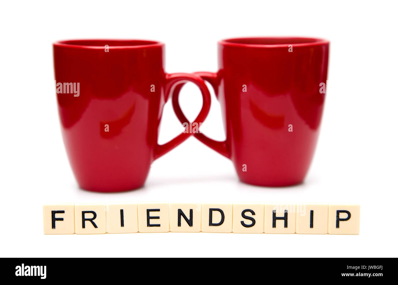 Freundschaft in Fliesen mit zwei Tassen Kaffee buchstabiert Stockfoto
