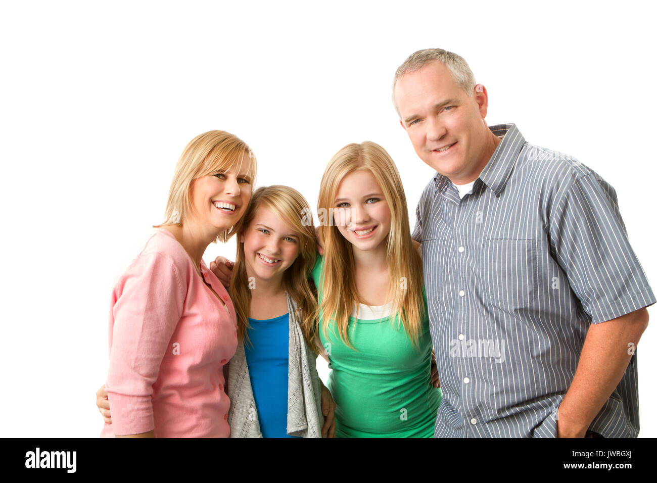 Glückliche Familie mit jugendlich Mädchen lächelnd isoliert auf Weiss. Stockfoto