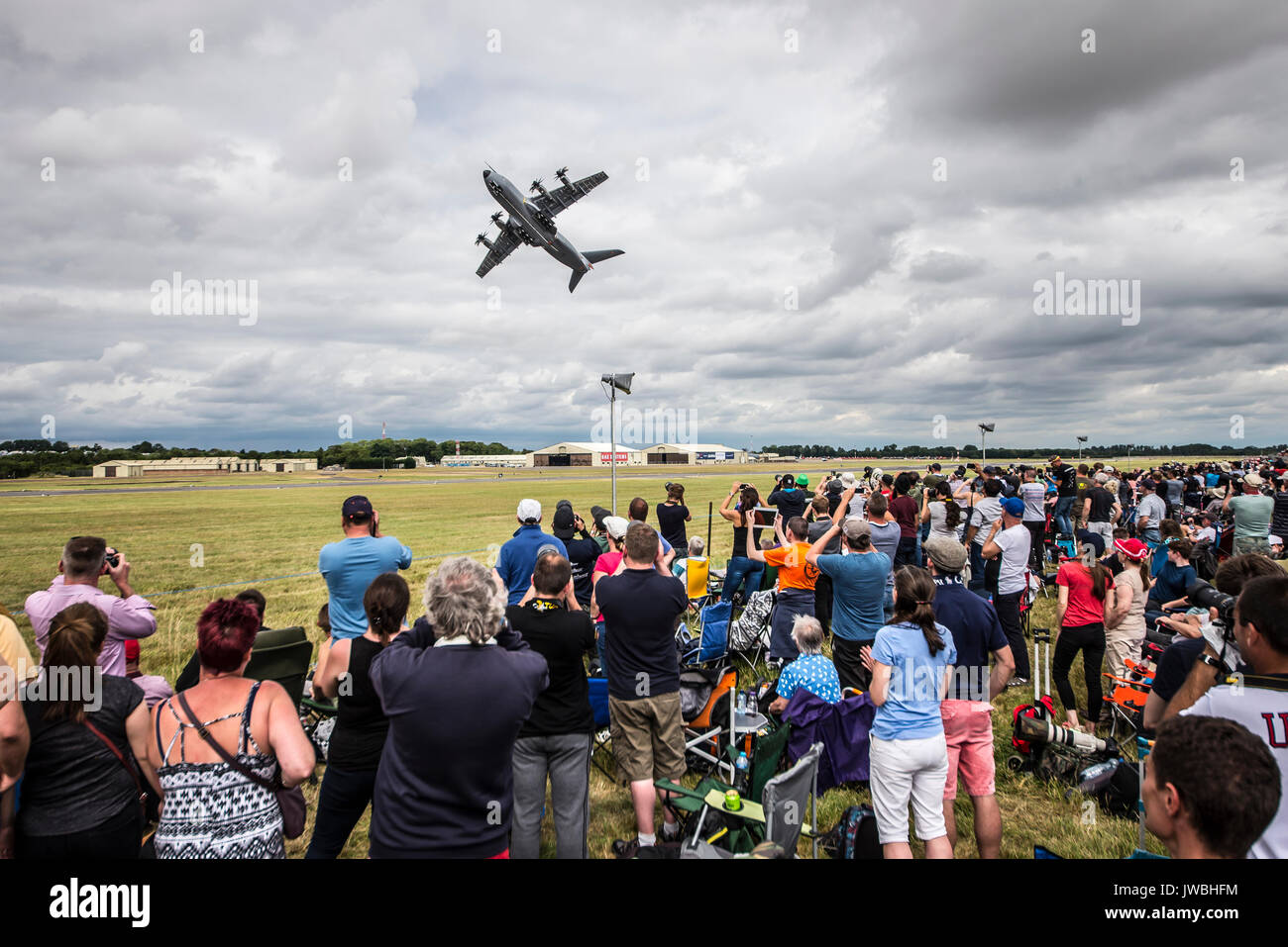 Das militärische Frachtflugzeug Airbus A400M Atlas springt in die Luft, um vor einer Menschenmenge auf einer Flugschau zu zeigen Stockfoto