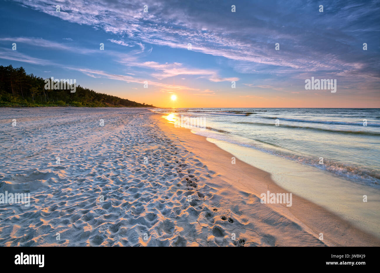 Sonnenuntergang am Strand an der Ostsee. HDR - High Dynamic Range Stockfoto