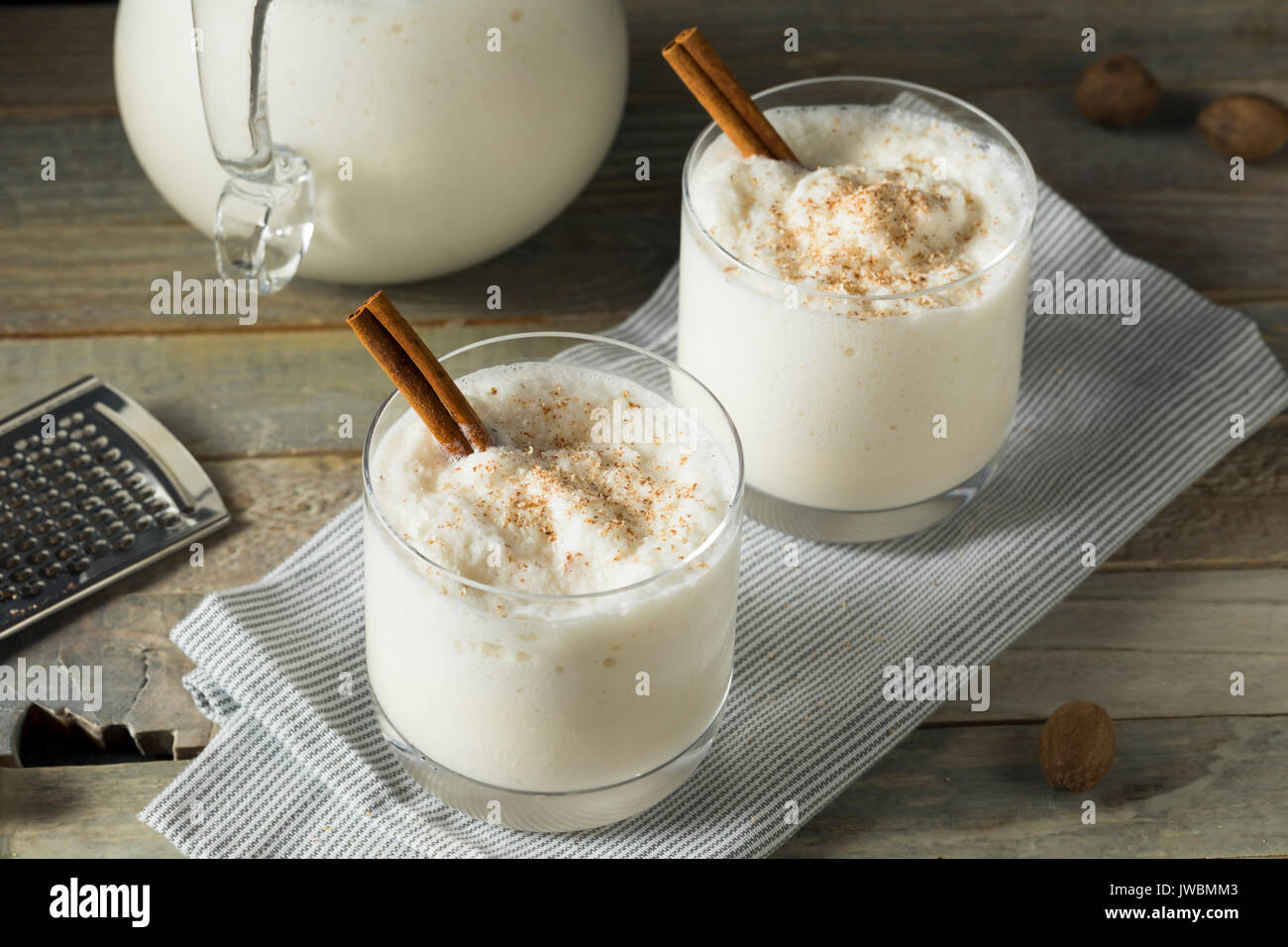 Hausgemachte gefroren Bourbon Milch Punch mit Zimt und Muskatnuss Stockfoto