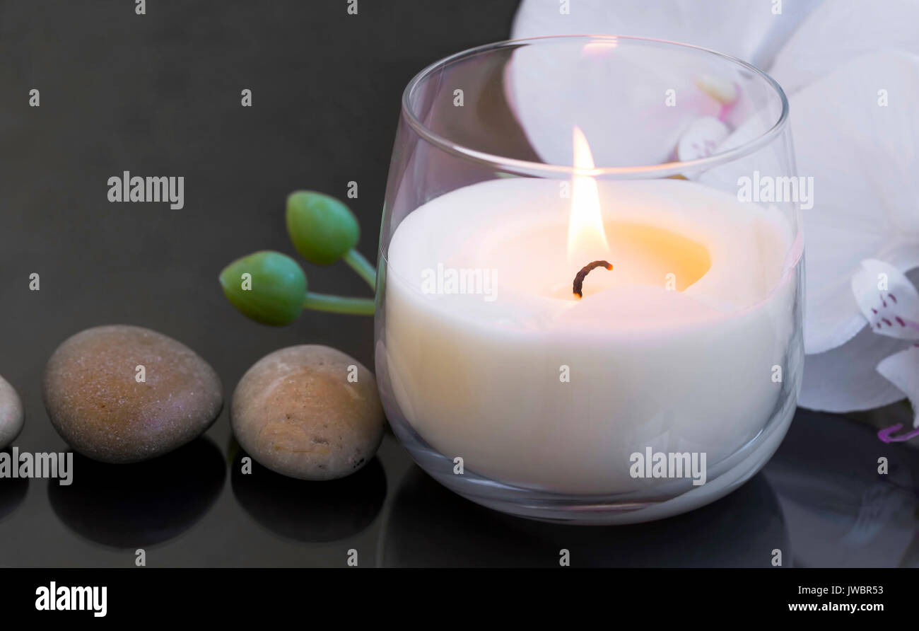Spa Kerze, Wellness und Spa mit Massage Steine und weiße Orchidee Stockfoto