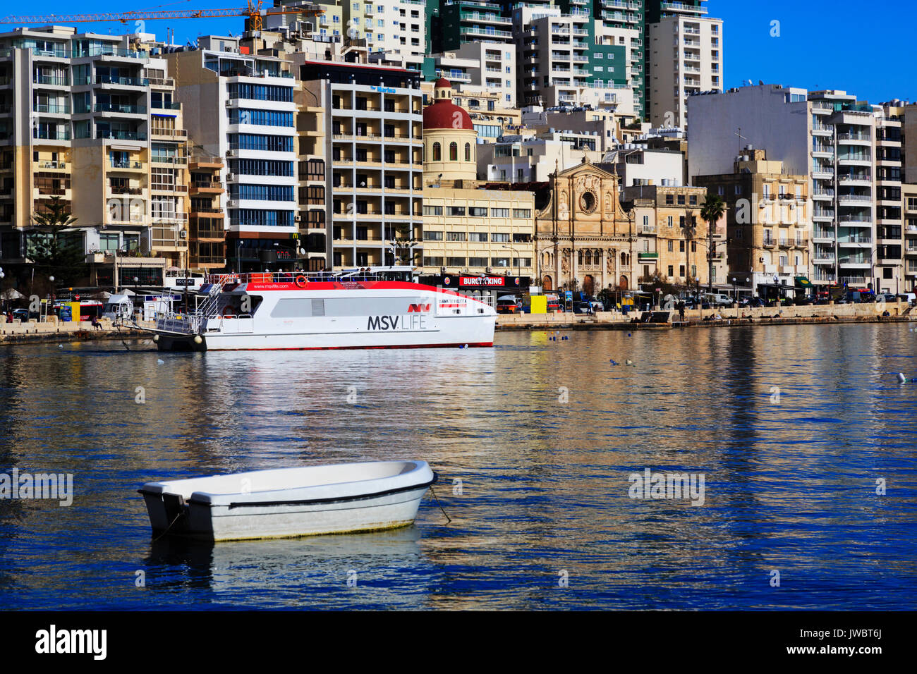 Boote in die Bucht von Sliema, Valletta, Malta Stockfoto