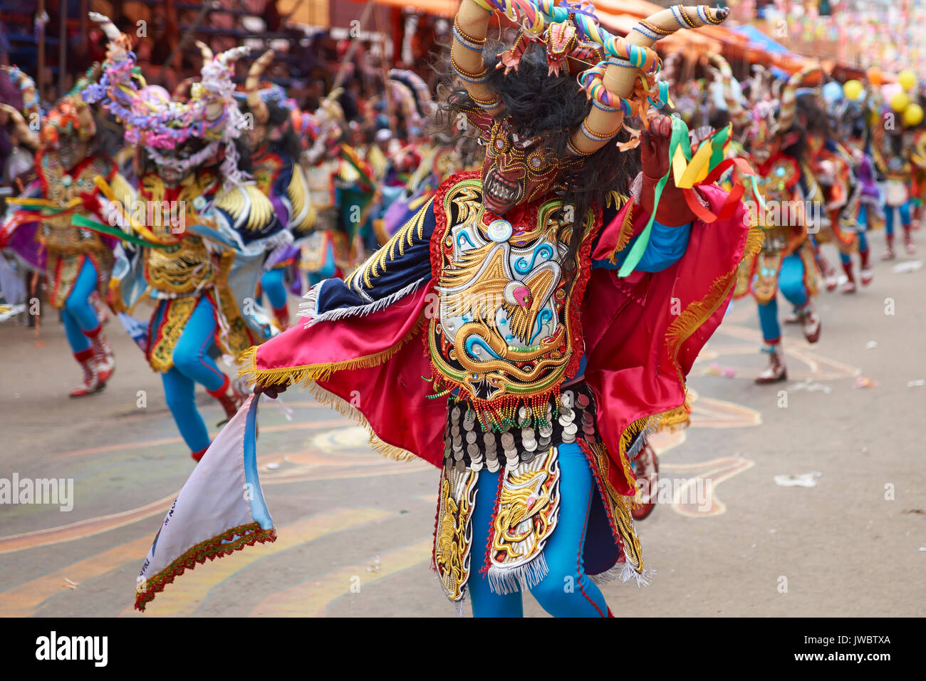 Maskierte Diablada Tänzer in kunstvollen Kostüme Parade durch die Bergbau-Stadt Oruro auf der Altiplano Boliviens während der jährliche Karneval. Stockfoto