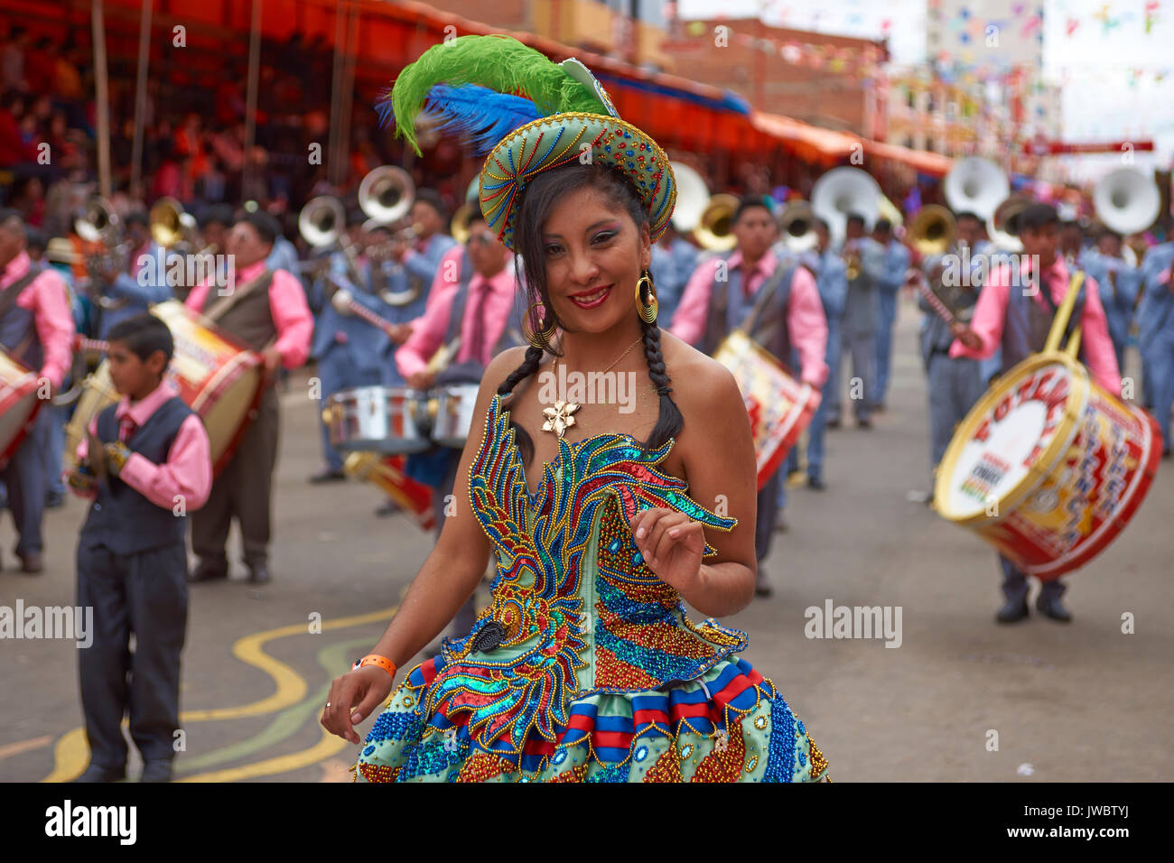 Morenada Tanzgruppe in bunten Outfits paradieren durch die Bergbau-Stadt Oruro auf dem Altiplano von Bolivien während der jährliche Karneval von Oruro. Stockfoto