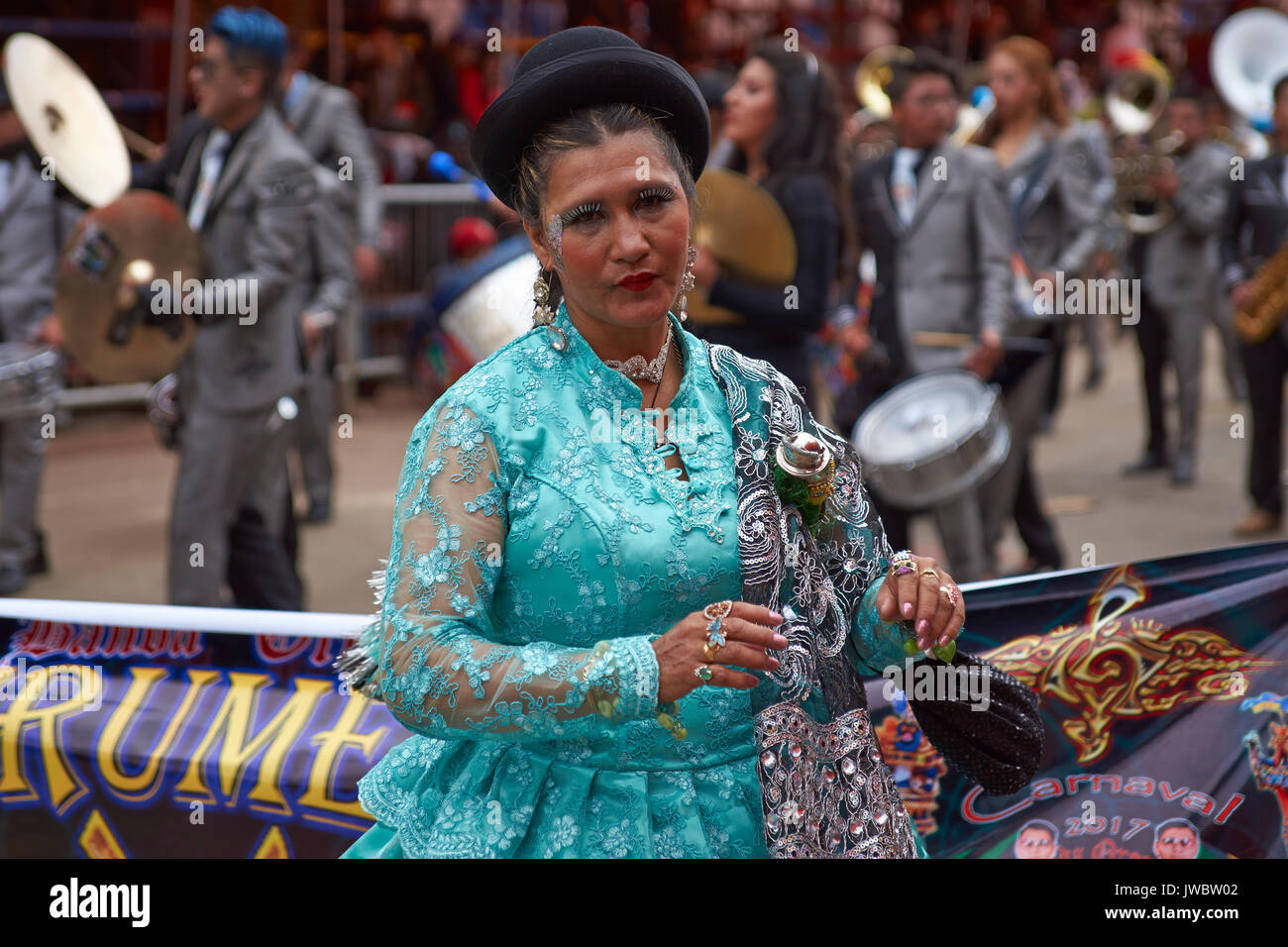 Morenada Tanzgruppe in bunten Outfits paradieren durch die Bergbau-Stadt Oruro auf dem Altiplano von Bolivien während der jährliche Karneval von Oruro. Stockfoto