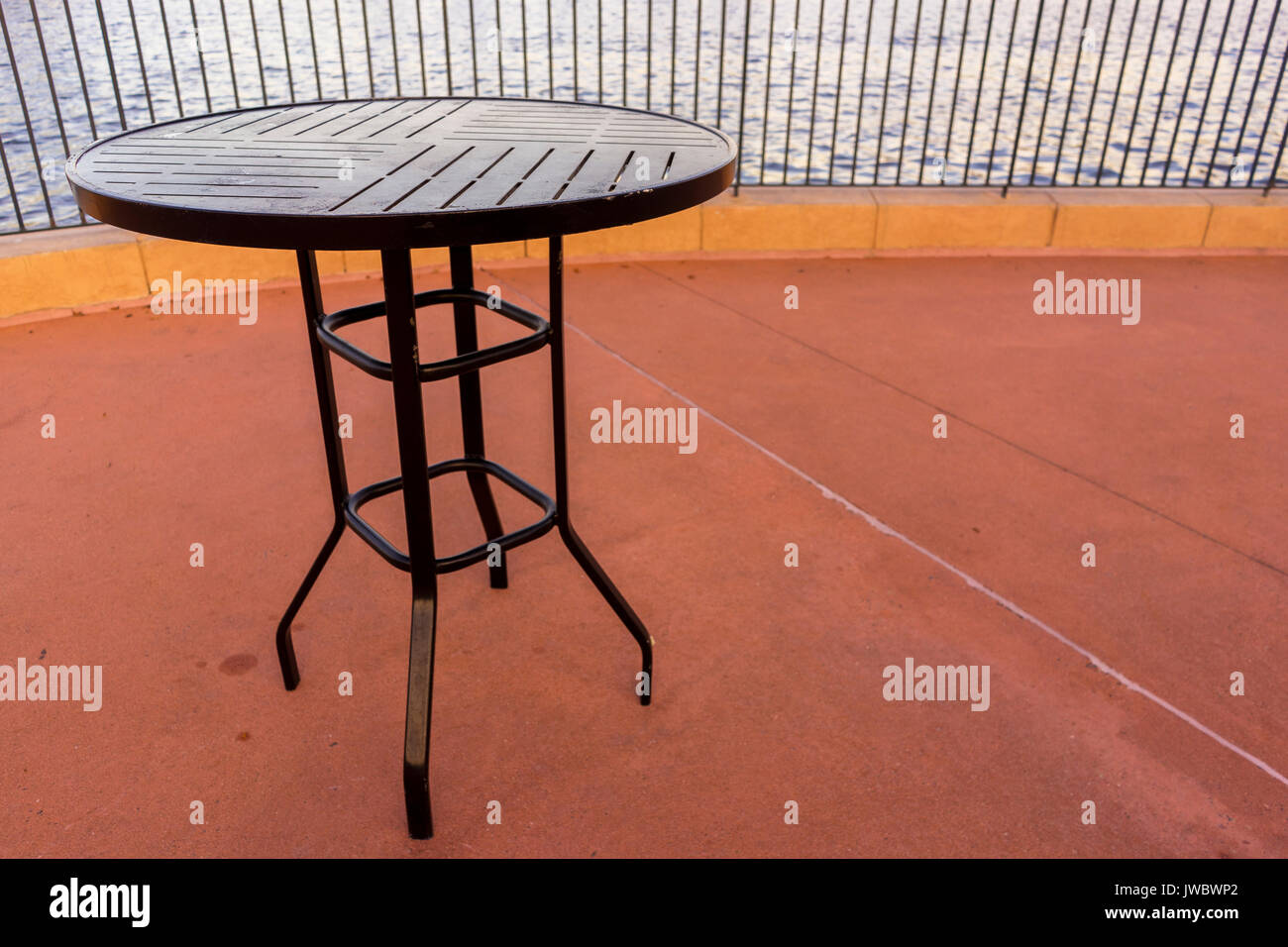 Tabelle Neben dem Wasser in einem Restaurant Stockfoto