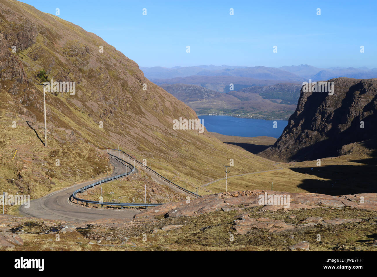 Die obere Partie der Bealach Na Ba Applecross Pass Road. Blick nach unten in Richtung Loch Kishorn, Wester Ross, Schottland, Großbritannien. Stockfoto