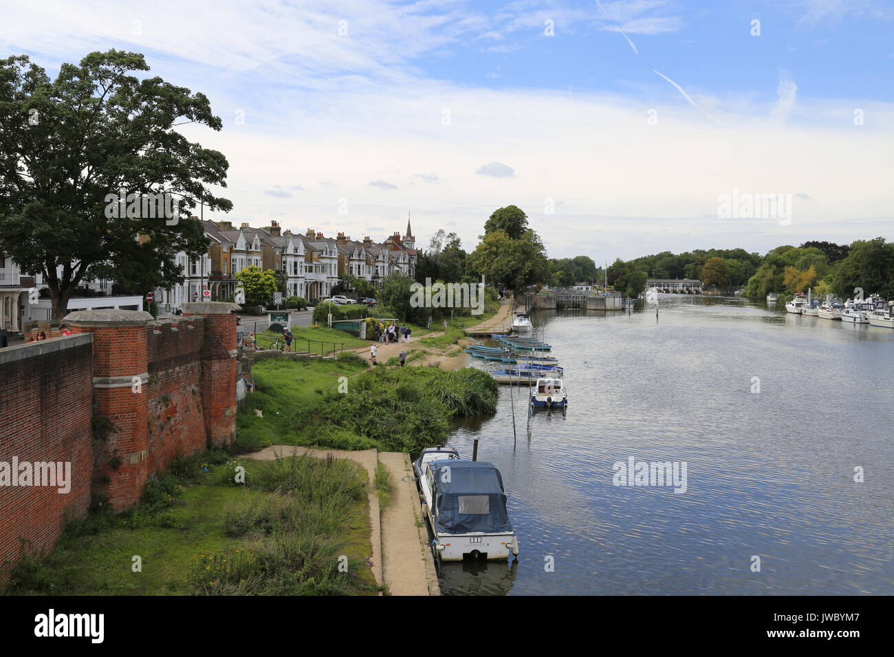 Flussufer und Molesey Lock, Themse, Hampton Court, East Molesey, Surrey, England, Großbritannien, USA, UK, Europa Stockfoto