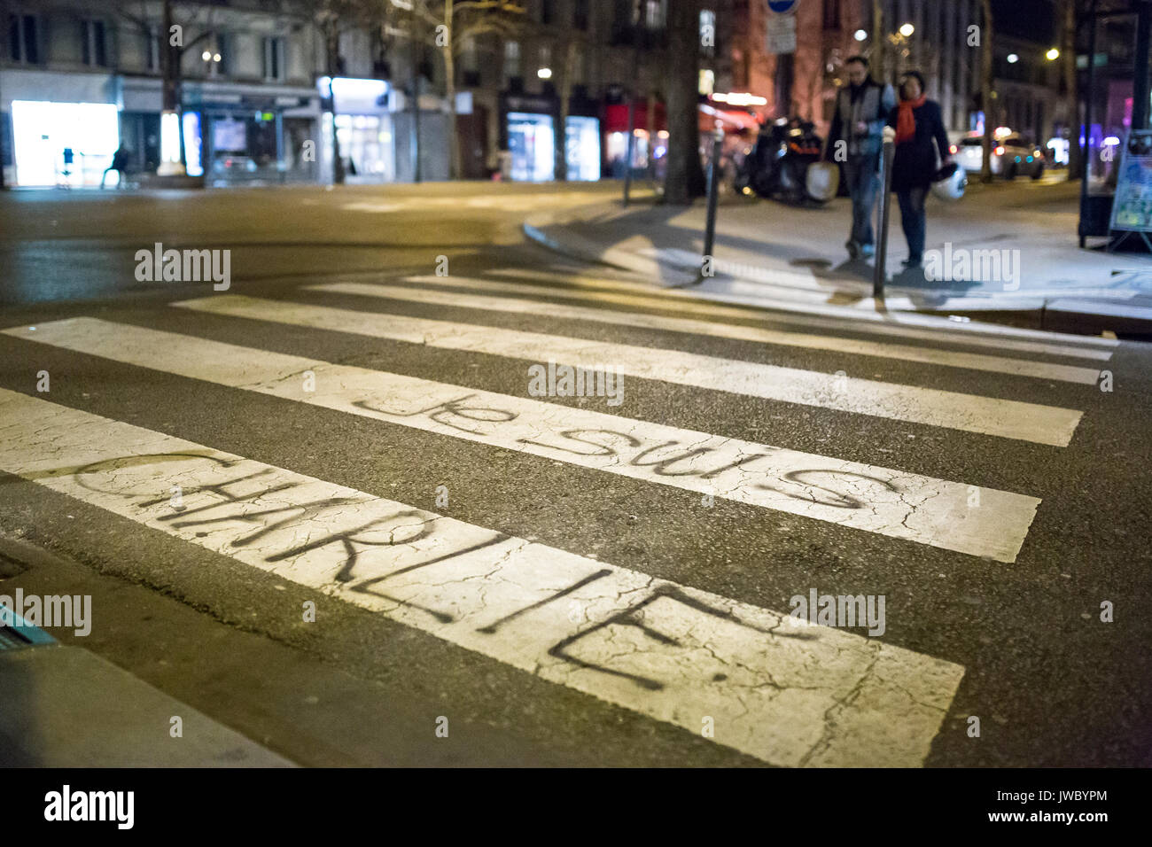 Je suis Charlie auf einem Zebrastreifen geschrieben. Hommage an die Opfer von Charlie Hebdo Tötung in Paris der 7. Januar 2015. Stockfoto