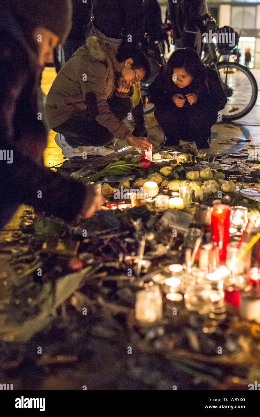 Menschen Kerzen anzünden. Hommage an die Opfer von Charlie Hebdo Tötung in Paris der 7. Januar 2015. Stockfoto