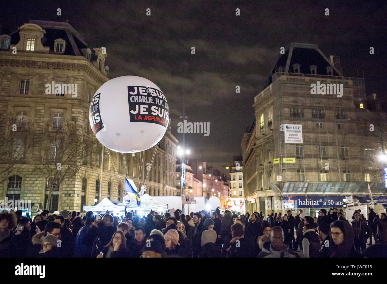 Ballon je suis Charlie, juif, flic Place de la Republique. Hommage an die Opfer von Charlie Hebdo Tötung in Paris der 7. Januar 2015. Stockfoto