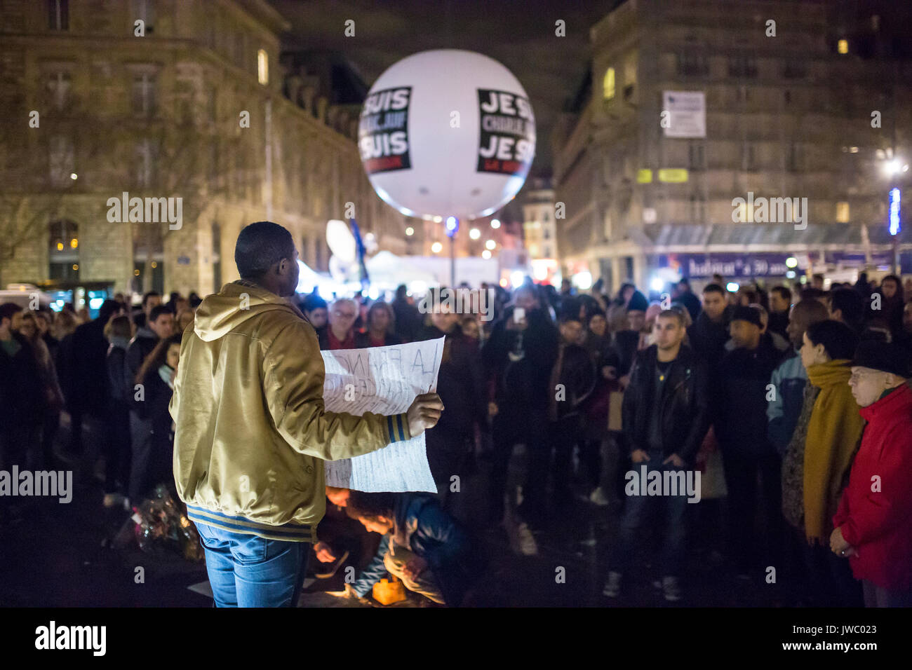 Ein schwarzer Mann, der Menschen zu reden. Hommage an die Opfer von Charlie Hebdo Tötung in Paris der 7. Januar 2015. Stockfoto