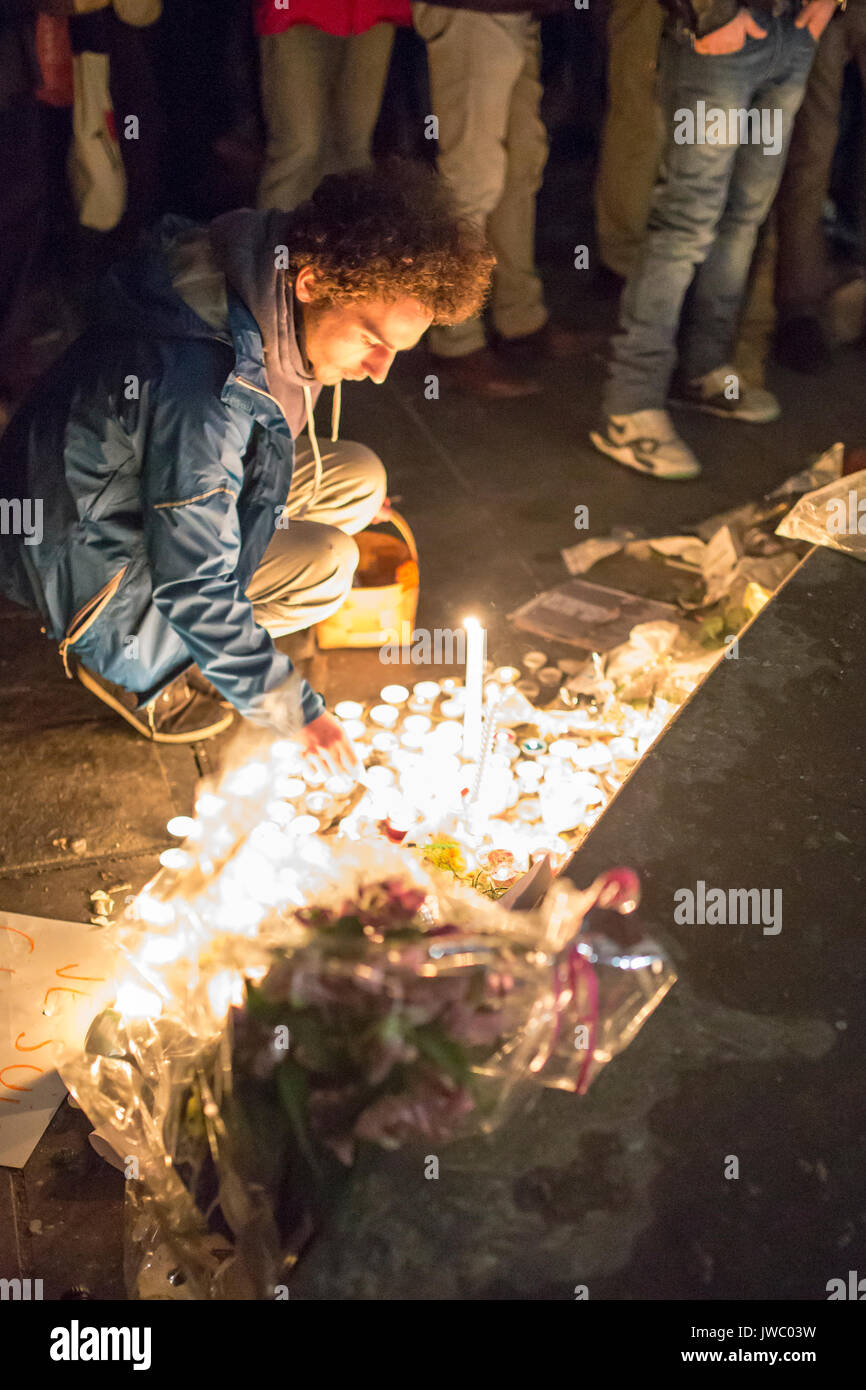 Ein Mann ist eine Kerze anzünden. Hommage an die Opfer von Charlie Hebdo Tötung in Paris der 7. Januar 2015. Stockfoto