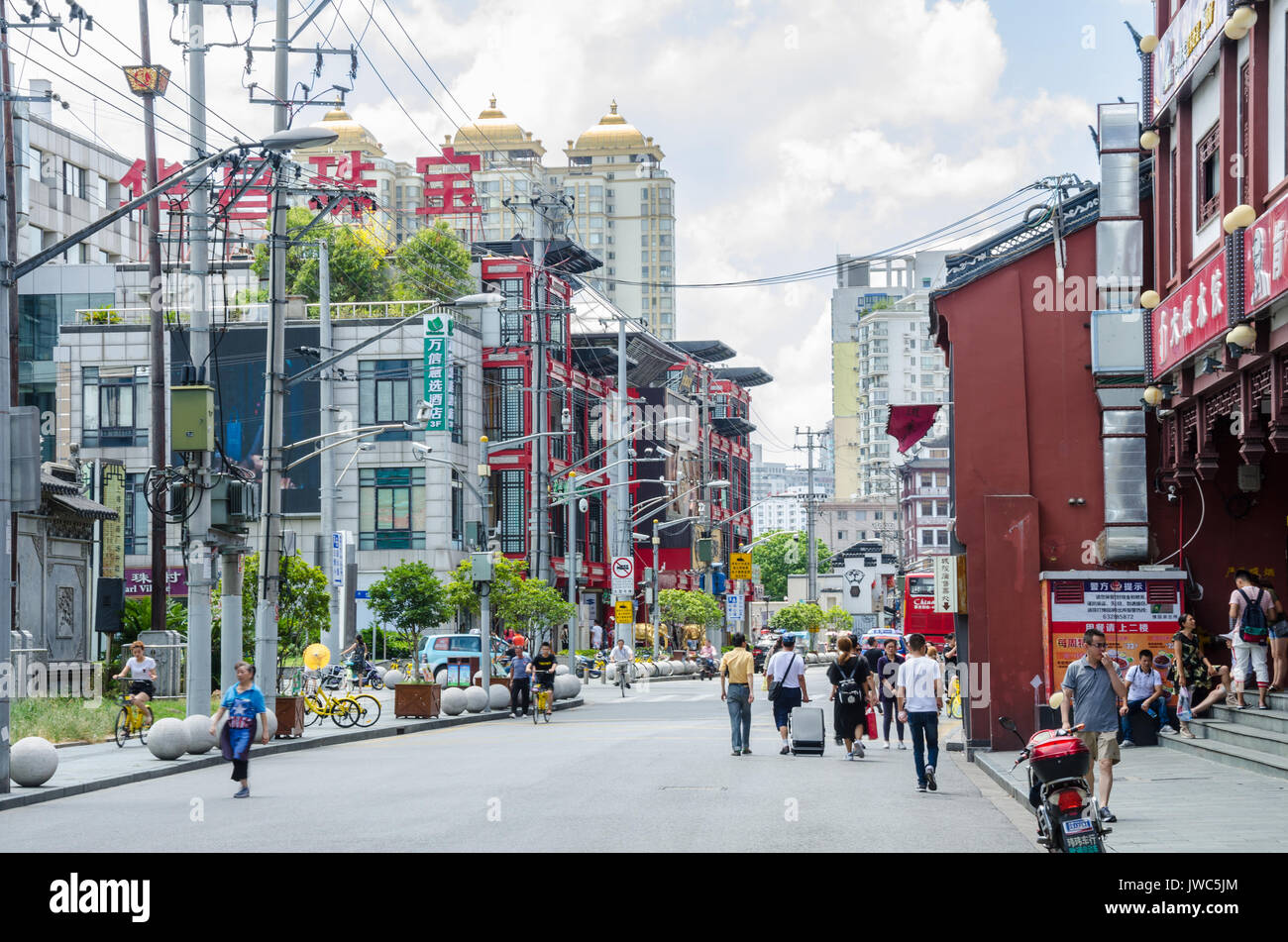 Eine Straßenszene in der Huangpu District Shanghai, China. Stockfoto