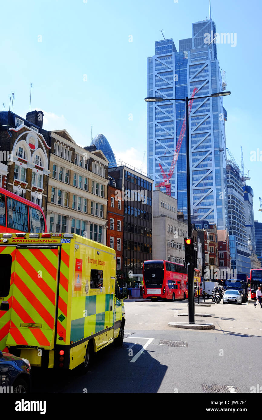 Ein Krankenwagen an der Ampel in einer geschäftigen Liverpool Street in London. Stockfoto