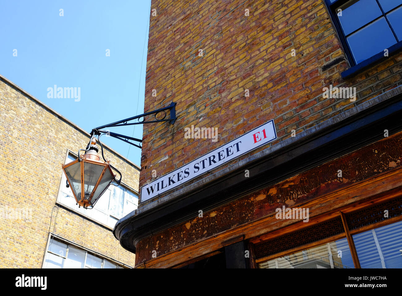Straßenschild für Wilkes Street, in der Nähe der Brick Lane, in der East End von London Stockfoto