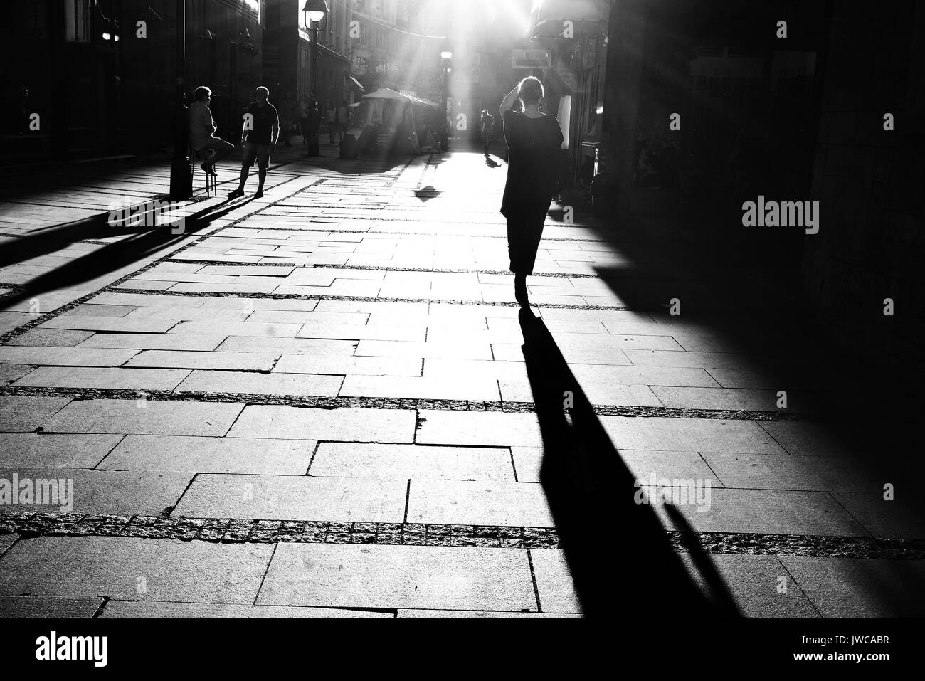 Street Photography. Sommer Sonnenuntergang über Knez Mihailova Straße, eine der ältesten und berühmtesten Touristen Attraktion der Stadt Belgrad. Stockfoto